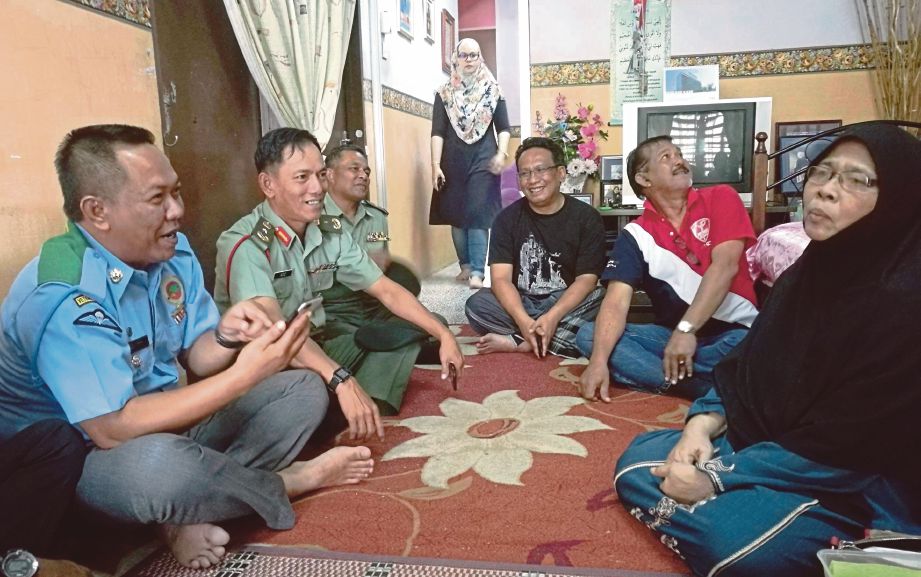 SARIAH (kanan) menerima kunjungan Abdul Aziz dan wakil persatuan bekas tentera di rumahnya.