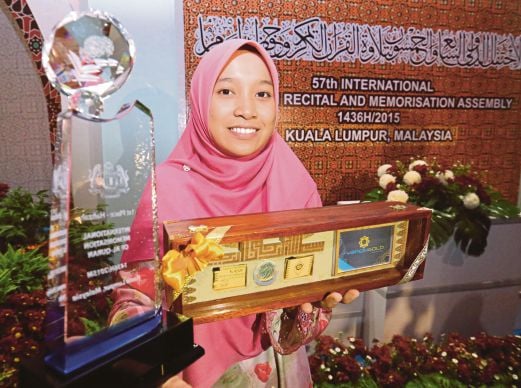 Johan Hafazan Wanita, Farihah dari Malaysia menunjukkan piala dan hadiah yang dimenanginya.