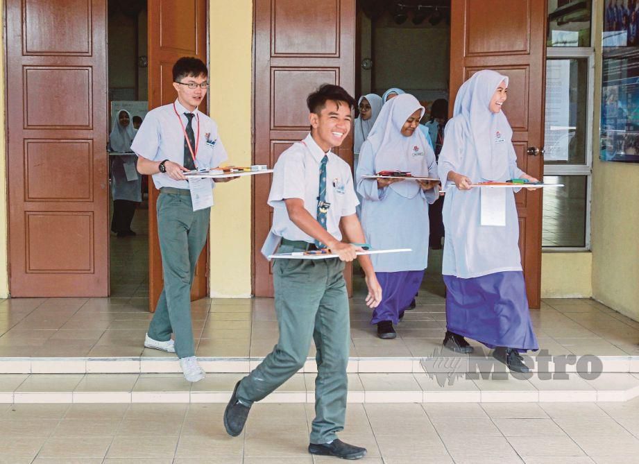  CALON Sekolah Menengah Kebangsaan Aminuddin Baki keluar dari dewan selepas peperiksaan SPM Fasa 1. 