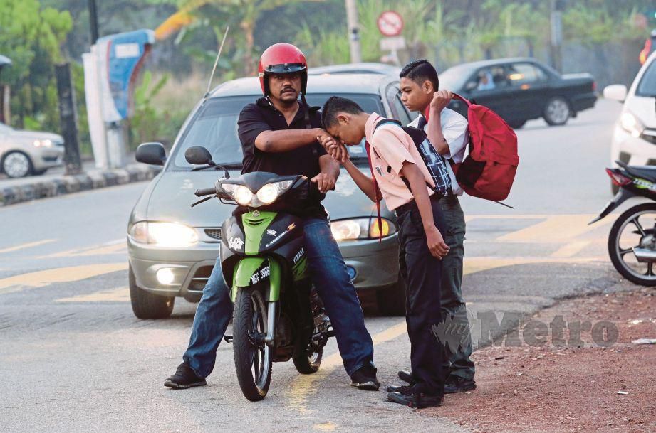  BAPA menghantar anak yang menduduki Peperiksaan SPM  di  Sekolah Menengah Kebangsaan Tun Haji Abdul Malek, Tanjung Minyak, Melaka.
