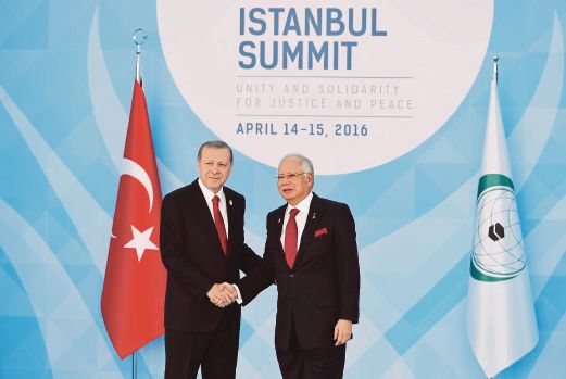 NAJIB bersalaman dengan Erdogan pada Sidang Kemuncak Pertubuhan Kerjasama Islam (OIC) Ke-13.