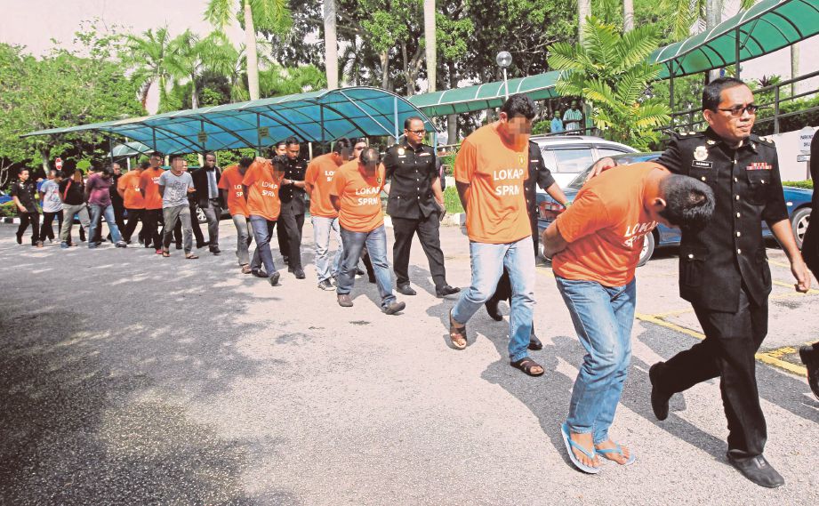 ANGGOTA penguat kuasa pelbagai agensi dibawa ke Mahkamah Majistret Shah Alam  bagi membantu siasatan berhubung kes melindungi pusat urut haram.