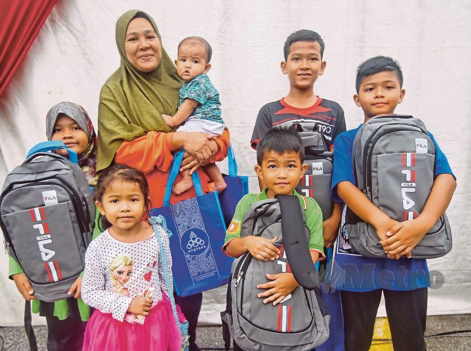  FAZILAH  bersama anaknya pada Karnival Back To School dan Jualan Harga Patut Koperasi, semalam. 