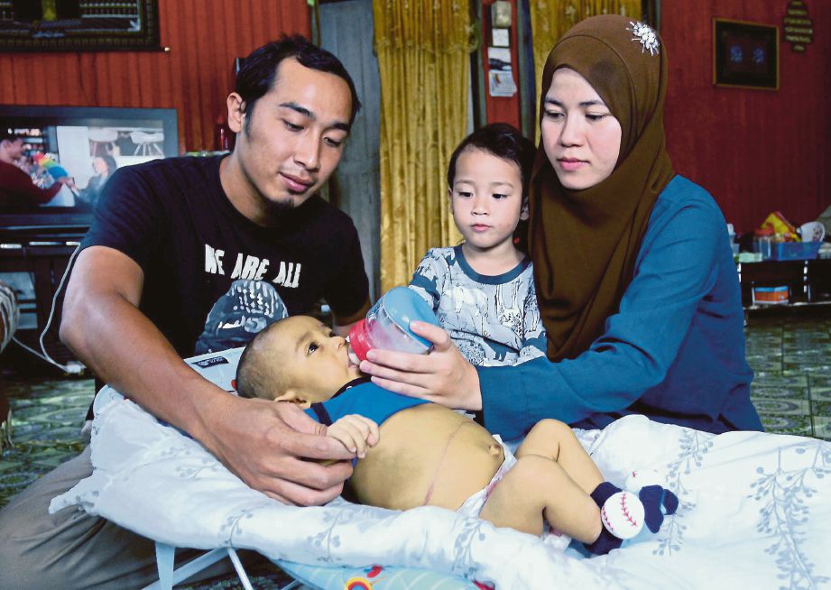  Nurul Syafika Fitrah  bersama  Mohamed Bakri menjaga anaknya, Mohd Ghufran Al Arash yang menghidap ‘Biliary Atresia’.