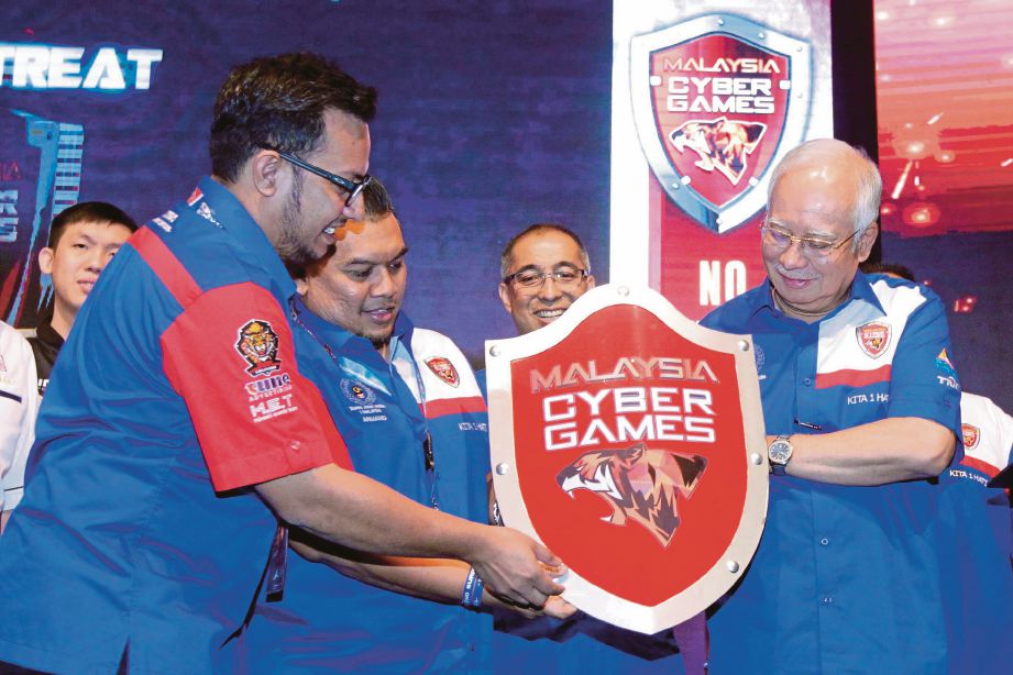NAJIB melihat replika logo Malaysia Cyber Games. 