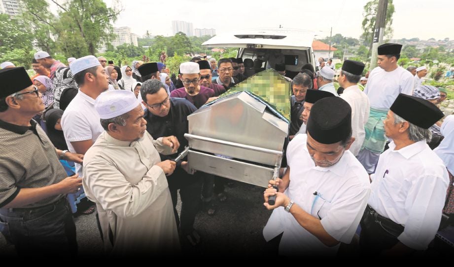 ORANG ramai mengiringi jenazah Mohd Ali.