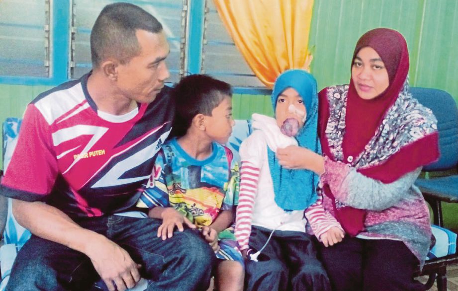 Siti Aishah  bersama ahli keluarganya.