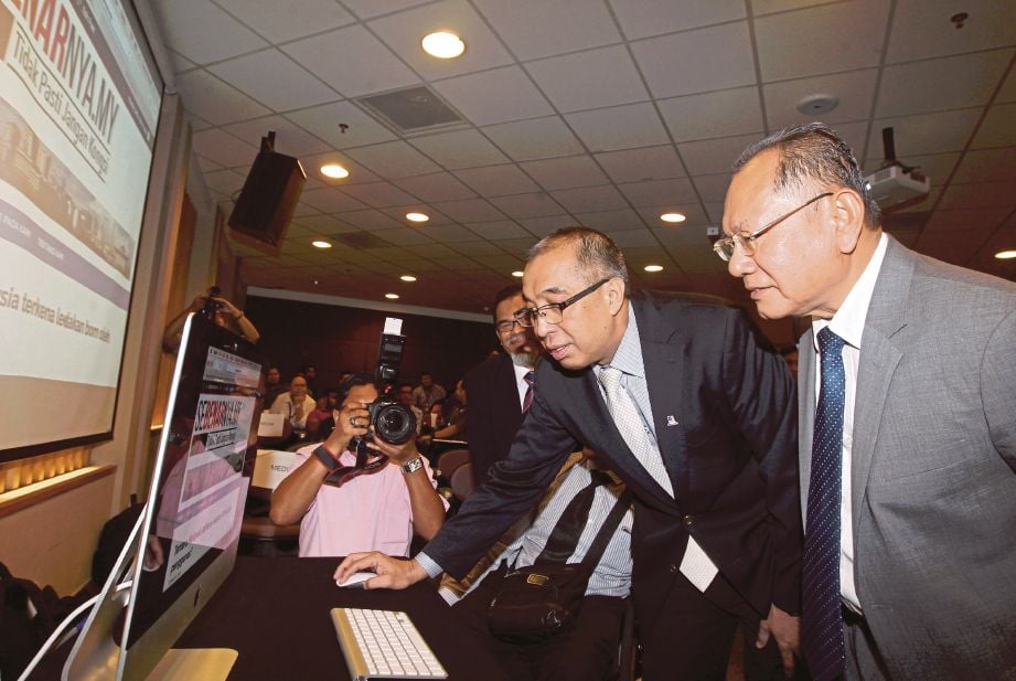 DR Salleh (dua dari kanan) melancarkan portal sebenarnya.my sambil diperhatikan Pengerusi Suruhanjaya Komunikasi dan Multimedia, Datuk Seri Dr Halim Shafie (kanan).