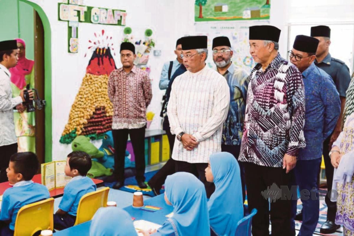 AL-SULTAN Abdullah (dua dari kanan) dan Ahmad Zahid (kanan) melihat Modul Hafazan TADIKA Tahfiz Negeri Pahang yang dilaksanakan.