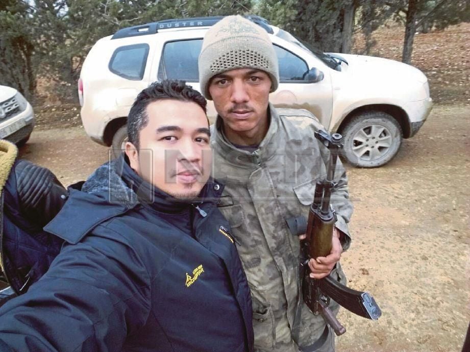 MOHD Azam bersama  Issam (kanan) yang kini berkhidmat di bawah seliaan tentera Turki. 