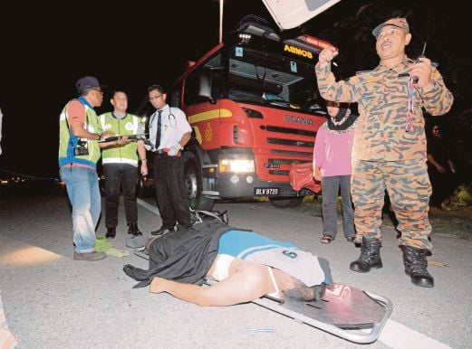 ANGGOTA penyelamat memeriksa jenazah Saifullah  selepas kereta dipandu hilang kawalan.