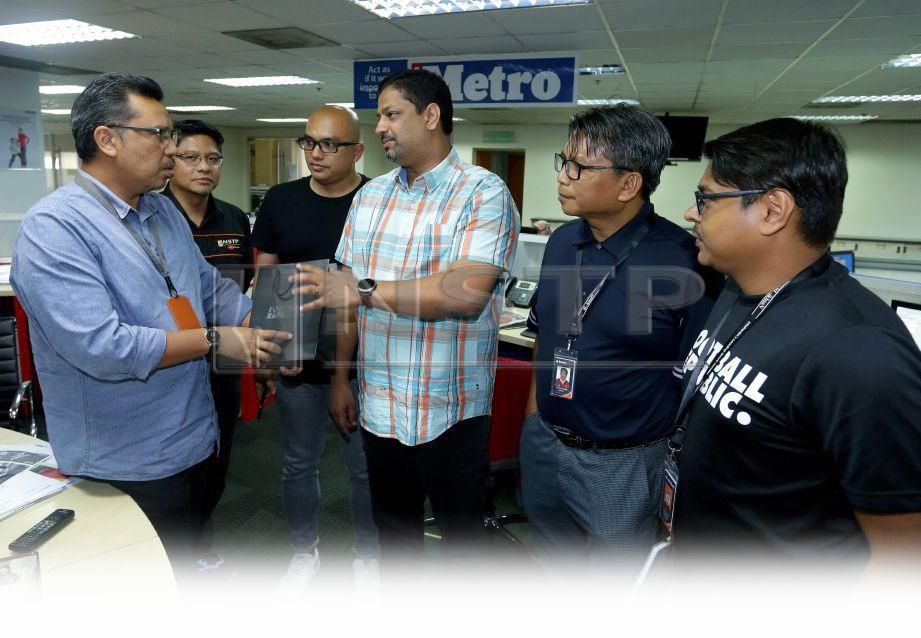 VACH (tengah) menyerahkan cenderamata kepada Pengarang Kumpulan Harian Metro, Tuan Asri Tuan Hussein ketika lawatan kerja Al Ikhsan ke Balai Berita, semalam. FOTO Aziah Azmee