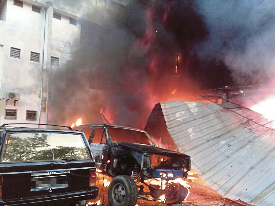 KEADAAN bengkel yang terbakar di Bukit Idaman, Batu Caves.