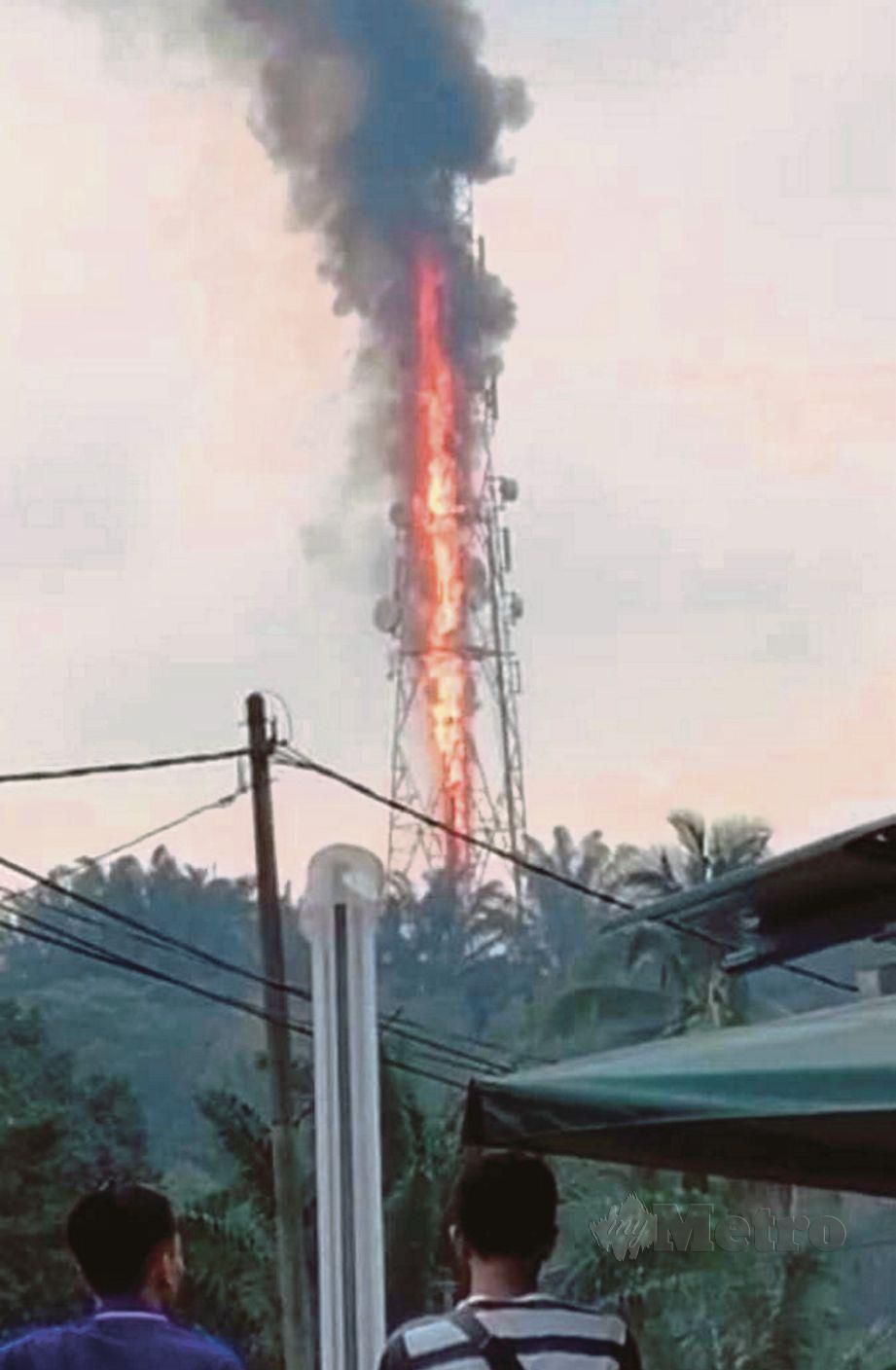  PENCAWANG telekomunikasi  di Jalan 93, Felda Sungai Sayong musnah dalam kebakaran.