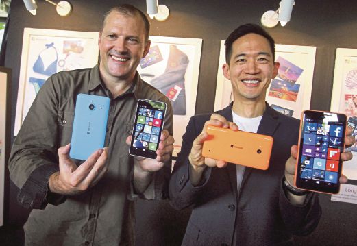 HOWE (kiri) dan Ketua Pemasaran Peranti Microsoft Pan Asia, Gary Chan pada pelancaran model Lumia. 