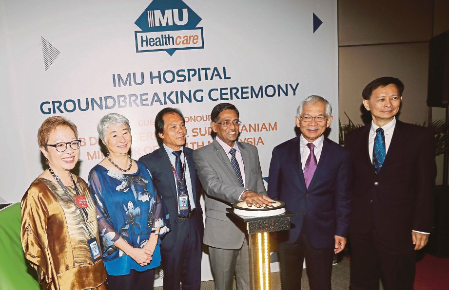 DR Subramaniam (empat kiri) pada majlis perasmian pelancaran projek pembinaan  Hospital IMU, semalam.