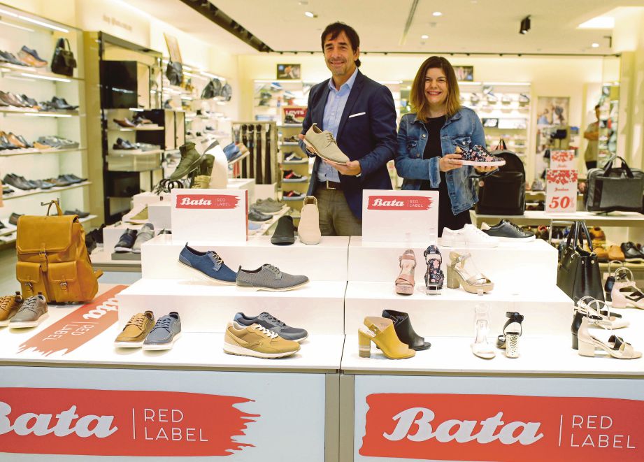  BARBE (kiri) dan Chadova menunjukkan koleksi Red Label di cawangan Bata di pusat beli-belah Mid Valley, semalam.