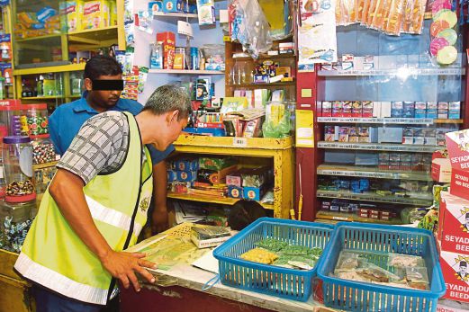 PEGAWAI kastam memeriksa kedai dalam Ops Outlet di Kota Bharu.
