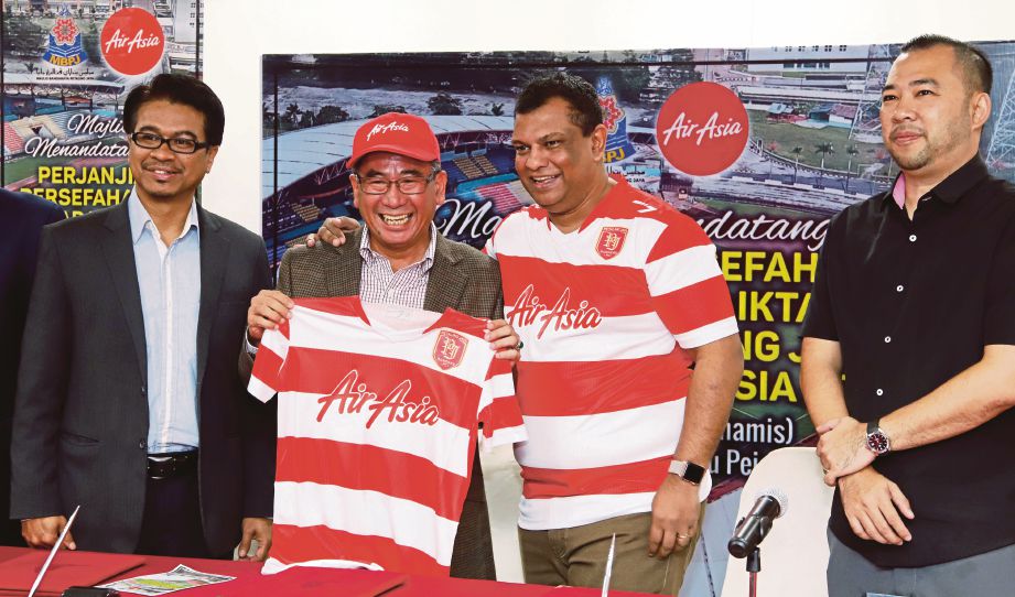 MOHD Azizi (dua kiri) menerima cenderamata jersi Petaling Jaya Rangers daripada Fernandes.