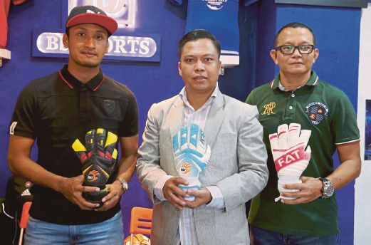 FARIZAL (kiri) bersama pengasas FAT GK Franky Adi Thama (tengah) dan pengedar FAT GK Malaysia Ahmad Syibly Mohd Arraji ketika majlis menandatangani perjanjian tajaan di Johor Bahru.