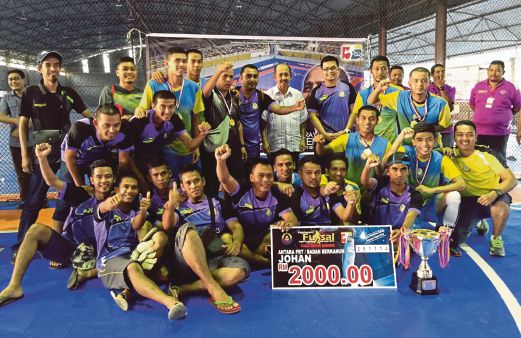 PEMAIN MBKT meraikan kejayaan muncul juara Kejohanan Futsal Majlis Bandaraya Alor Setar 2014.