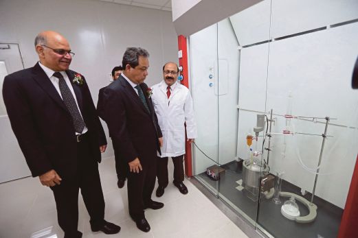 Azman (dua kiri) dan Junaid (kiri) melawat kemudahan  R&D Oncogen Pharma, semalam.