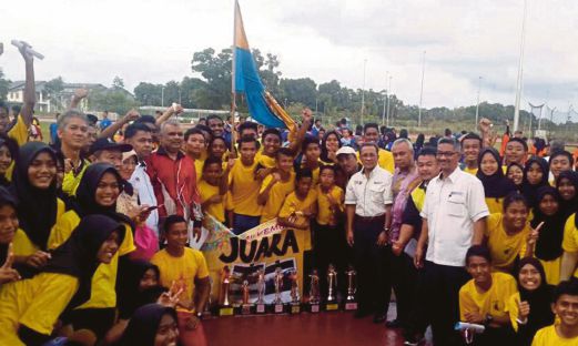 KONTINJEN Kuala Terengganu ceria selepas muncul juara keseluruhan Kejohanan Balapan dan Padang MSST.