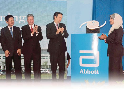 NORSABRINA (kanan), Frinzi (dua dari kiri), Lee (kiri) dan Ford (dua dari kanan) merasmikan kilang Abbott di Kulim Hi-Tech Park.
