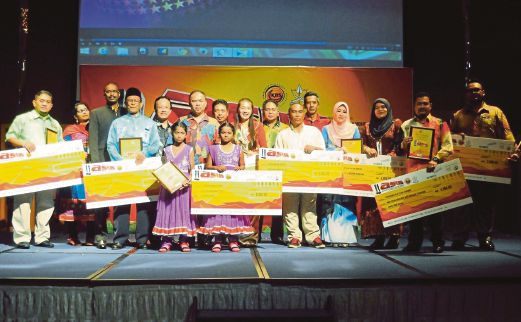 BARISAN penggiat sukan yang memenangi Anugerah ASUS Pahang 2015.