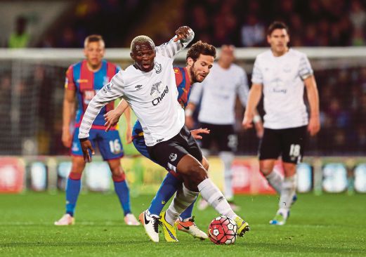 PEMAIN Everton Arouna Kone (kiri) dikekang pemain Crystal Palace Yohan Cabaye.