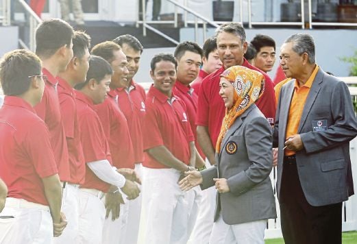 RAJA Permaisuri Agong Tuanku Hajah Haminah (tengah) beramah mesra dengan barisan pemain Asia Thongchai Jaidee (lima kiri). Turut kelihatan Milkha  (tiga kanan) dan Pengerusi Persatuan Profesional Golf Malaysia (PGM) Tun Ahmad Sarji Abdul Hamid.