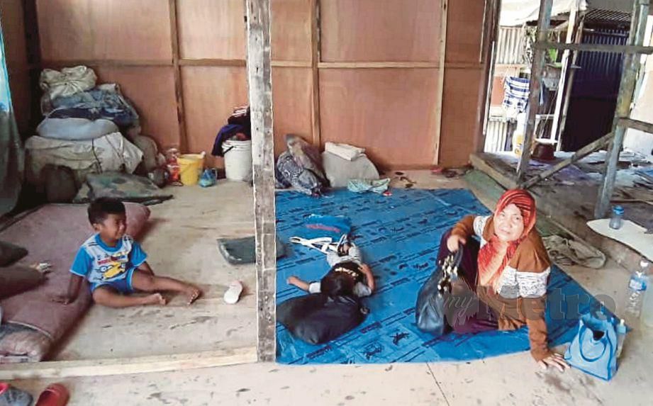 BILANI bersama dua cucu berusia dua dan empat tahun di rumah mereka di Kampung Pangiran Galpam, Sandakan.