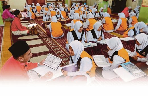 PELAJAR  menghafaz al-Quran pada program Tahfiz Model Ulul Albab di SMKA Kuala Lumpur, Kuala Lumpur.