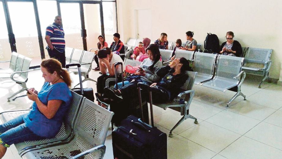 SEBAHAGIAN pelancong yang terkandas di Jeti Mersing untuk ke Pulau Tioman  berikutan  cuaca buruk dan ombak besar sejak Ahad lalu. 