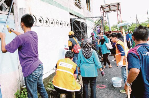sukarelawan mengecat dinding Surau Darul Fadilah yang pernah dijadikan pusat pemindahan banjir.