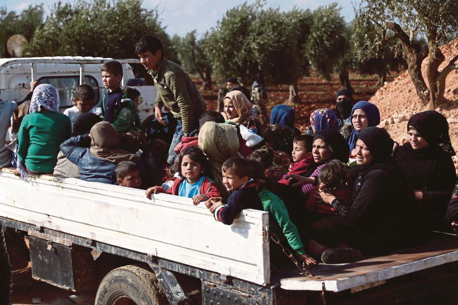 PENDUDUK Afrin mula meninggalkan bandar itu. - AFP 