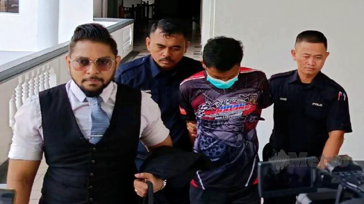 TERTUDUH (dua dari kanan) didakwa terhadap 17 pertuduhan mencabul dan mencederakan seorang rekrut di Kem Terendak, tahun lalu. FOTO Meor Riduwan Meor Ahmad.