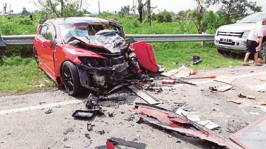 KEMALANGAN maut di antara sebuah kereta dan lori di Kampung Badong Jalan Pekan-Rompin. 