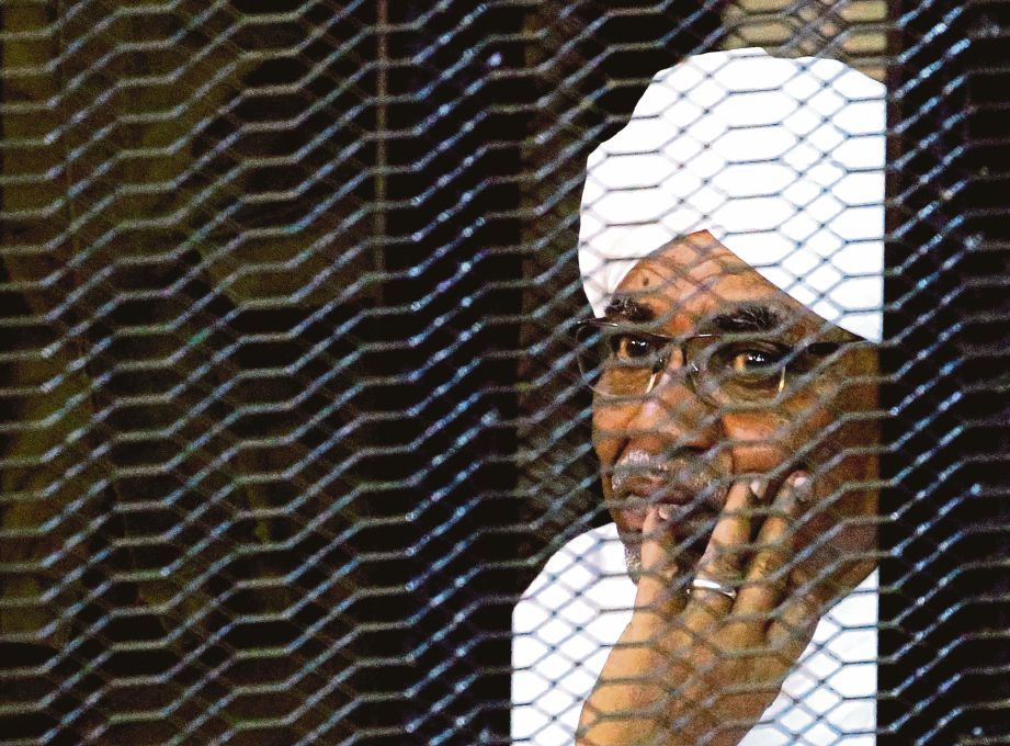 AL-Bashir menghadapi pelbagai tuduhan, termasuk rasuah. FOTO Reuters