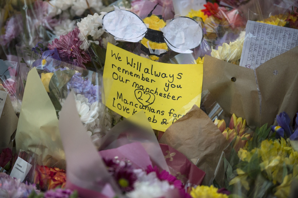 TANDA penghormatan terhadap mangsa tragedi Manchester Arena 2017. FOTO AFP. 