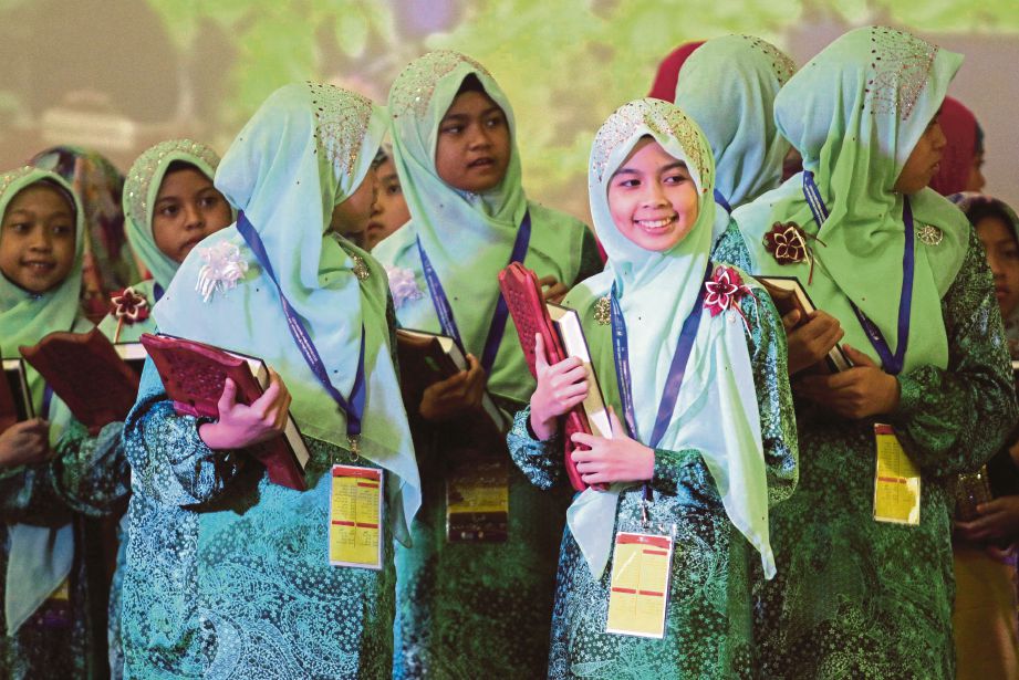 PESERTA ceria ketika majlis khatam Al-Quran Perdana dan Pertandingan Kalam Jamaie Sekolah-  Sekolah Kementerian Pendidikan peringkat kebangsaan kali ke-8 di UMP Gambang.