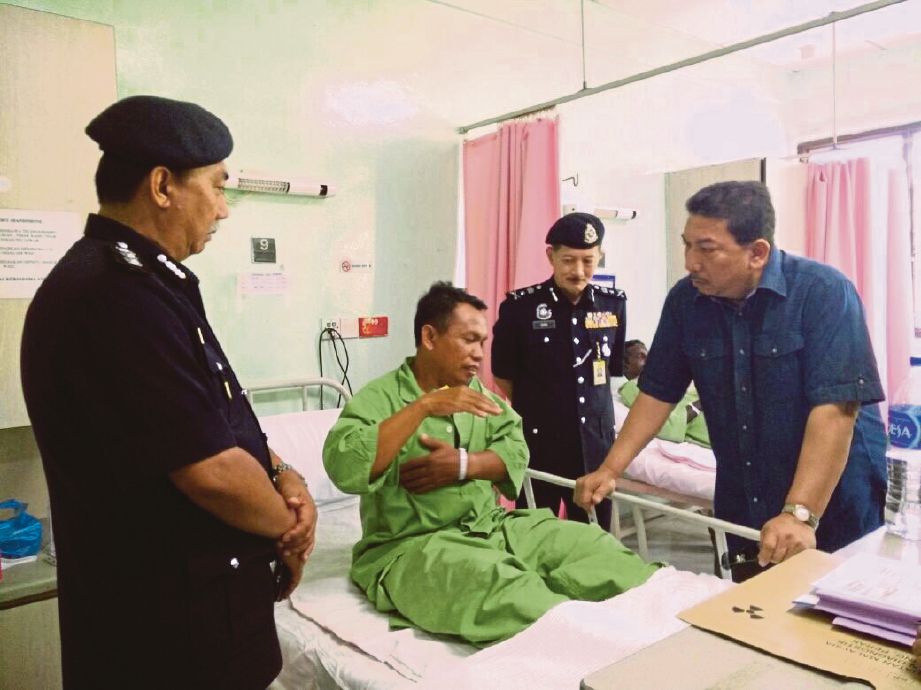 Muhammad Sabtu (kanan) melawat mangsa insiden bot meletup yang dirawat di Hospital Seri Manjung.