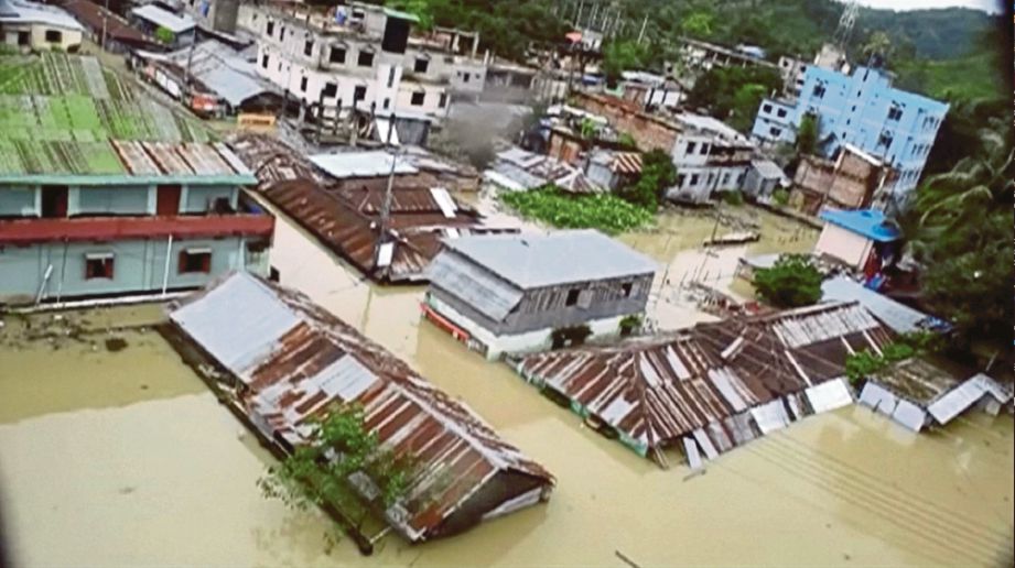 GAMBAR dari udara menunjukkan banjir menenggelamkan sebuah kampung di Khagrachari, Bangladesh. - Reuters