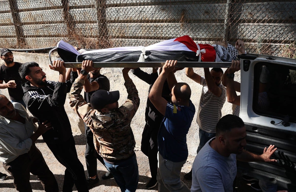 PENDUDUK mengangkat jenazah Mahmud Shadeh, 27, yang terkorban ketika pertempuran dengan tentera Israel di Tebing Barat. FOTO AFP.