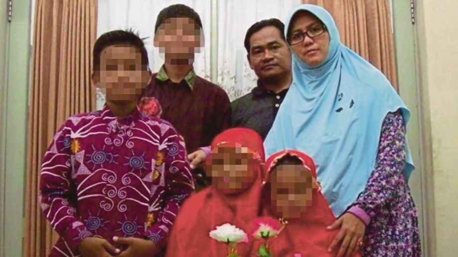 DITA Oepriarto dan isterinya, Puji Kuswati bersama anak mereka yang melancarkan serangan di tiga gereja di Surabaya kelmarin. - Tribunnews