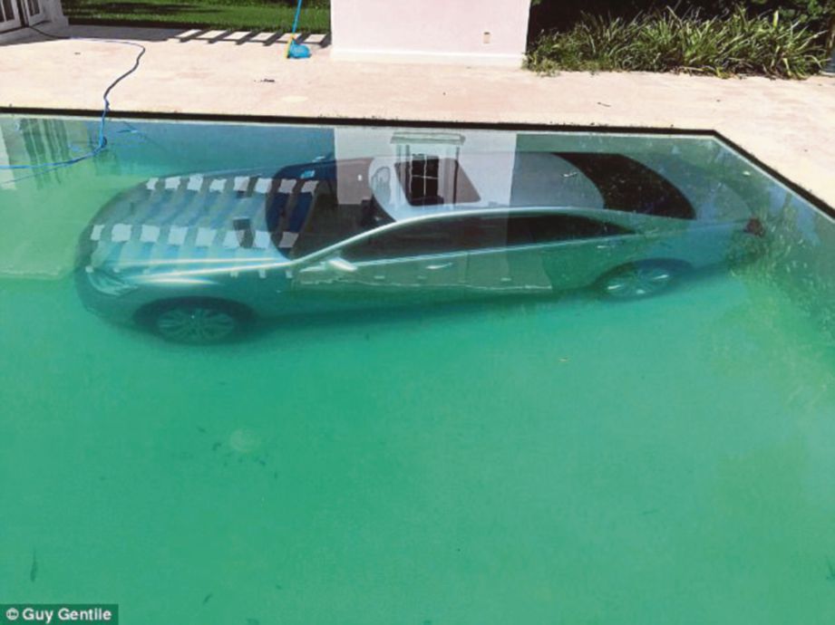 KERETA Mercedes Benz S400 milik Gentile yang berada di dalam kolam renang di belakang rumahnya. - Agensi