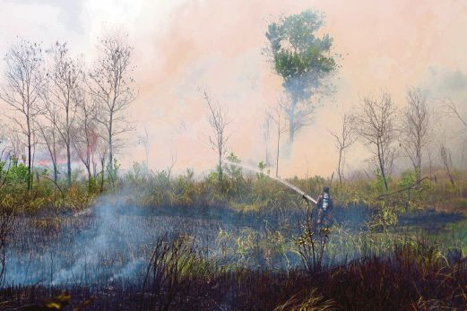 ANGGOTA bomba memadam api kebakaran hutan berhampiran jalan Kampung Serusup Tuaran.