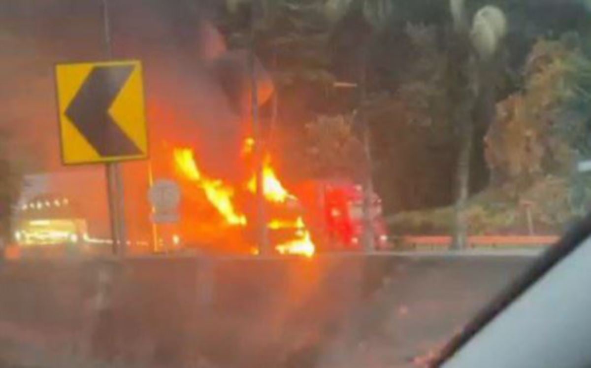 LORI yang terbakar di KM 260.9 Lebuhraya Utara Selatan dekat Terowong Menora petang tadi menyebabkan trafik sesak menghala utara. FOTO Ihsan Pembaca.