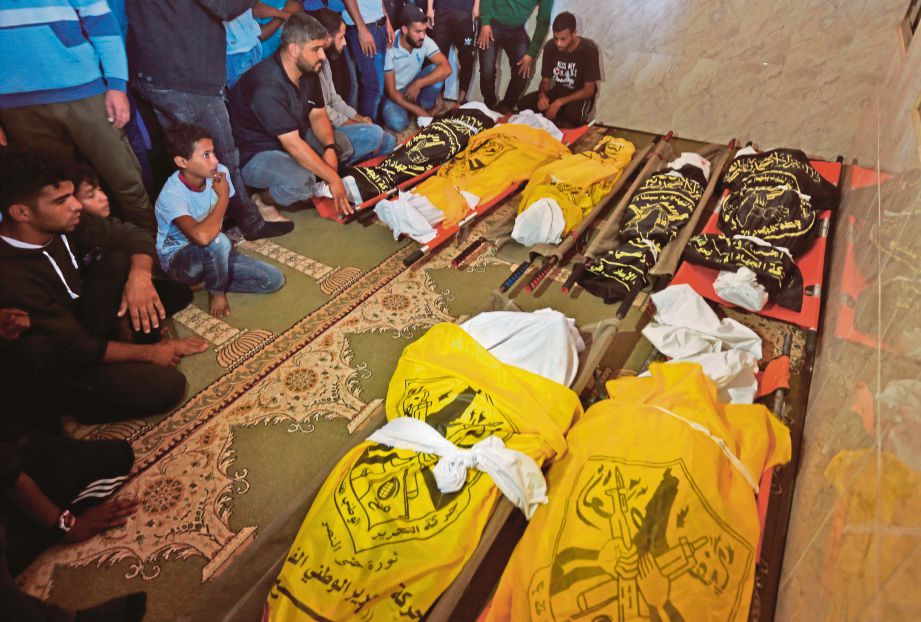 JENAZAH lapan sekeluarga yang maut akibat dibom Israel dikumpulkan sebelum disembahyangkan semalam. FOTO Agensi