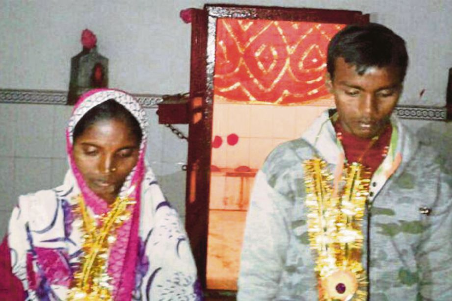 MAHADEV bergambar dengan Ruby ketika upacara perkahwinan mereka di sebuah kuil di Kampung Vinoba Nagar di negeri Bihar, India pada Isnin lalu. - Agensi